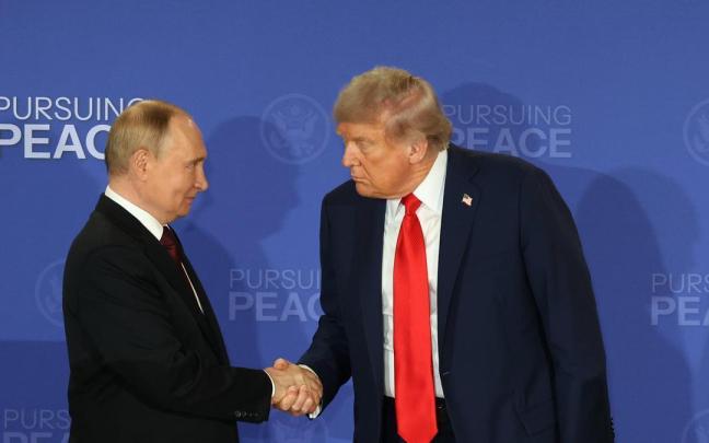 Vladimir Putin y Donald Trump se saludan al finalizar una declaración conjunta tras su encuentro en Anchorage.
