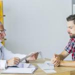 Un hombre asiste a una consulta médica.