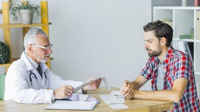 Un hombre asiste a una consulta médica. Un hombre asiste a una consulta médica.