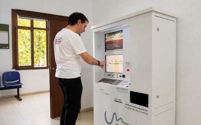 El alcalde, Ekaitz Mentxaka, haciendo uso de primer cajero ciudadano de la villa