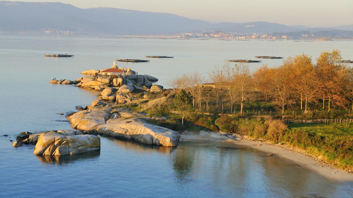 El faro de punta Cavalo, en la isla de Arosa, vigila el tráfico de la ría y es un mirador perfecto del entorno.