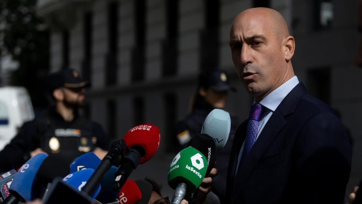 El expresidente de la Real Federación Española de Fútbol (RFEF), Luis Rubiales, ofrece declaraciones a los medios en la Audiencia Nacional.