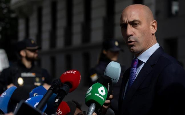 El expresidente de la Real Federación Española de Fútbol (RFEF), Luis Rubiales, ofrece declaraciones a los medios en la Audiencia Nacional. / EP El expresidente de la Real Federación Española de Fútbol (RFEF), Luis Rubiales, ofrece declaraciones a los medios en la Audiencia Nacional.