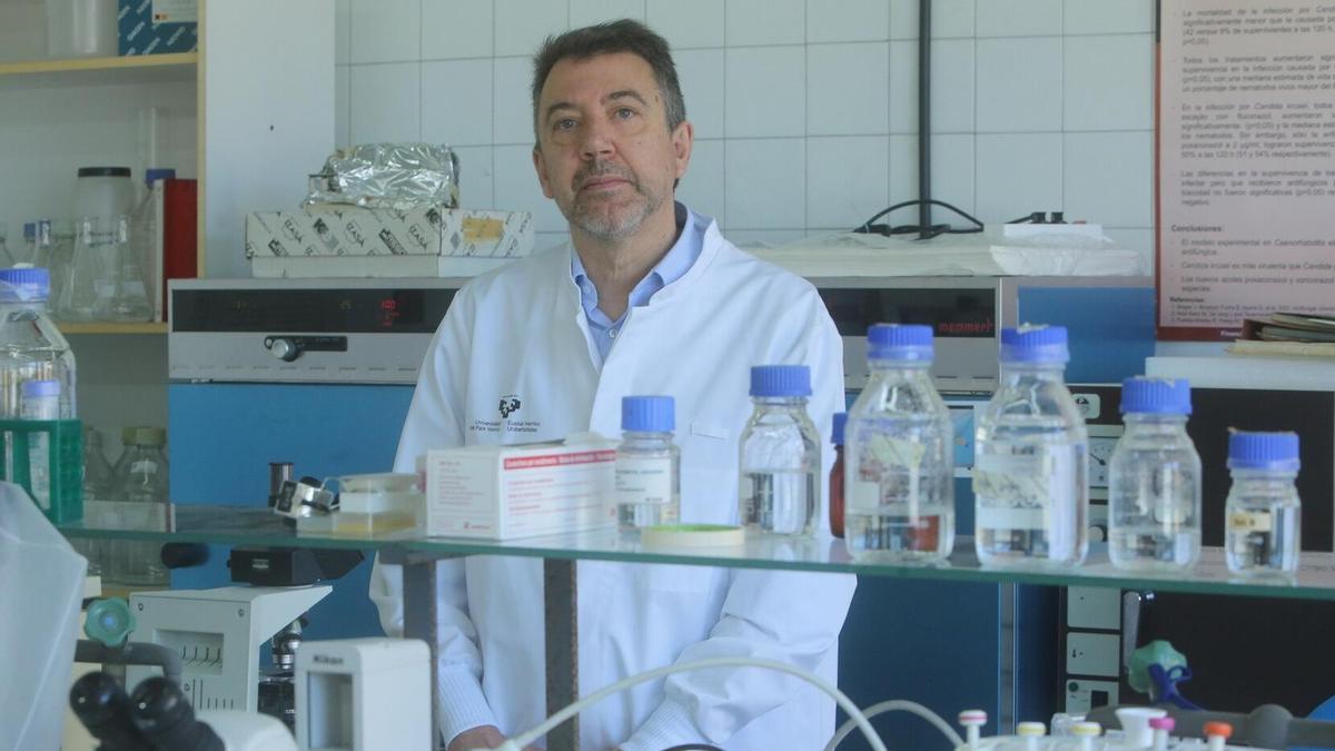 El exvicerrector Guillermo Quindós, en un laboratorio.