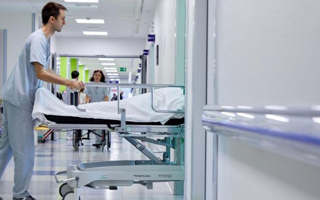 Un sanitario ingresa una camilla en una habitación de un hospital de Osakidetza. / Javier Larrea Un sanitario ingresa una camilla en una habitación de un hospital de Osakidetza.