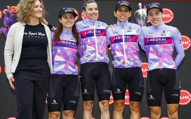 Integrantes del Laboral Kutxa posan en el G.P. Ciudad de Eibar.