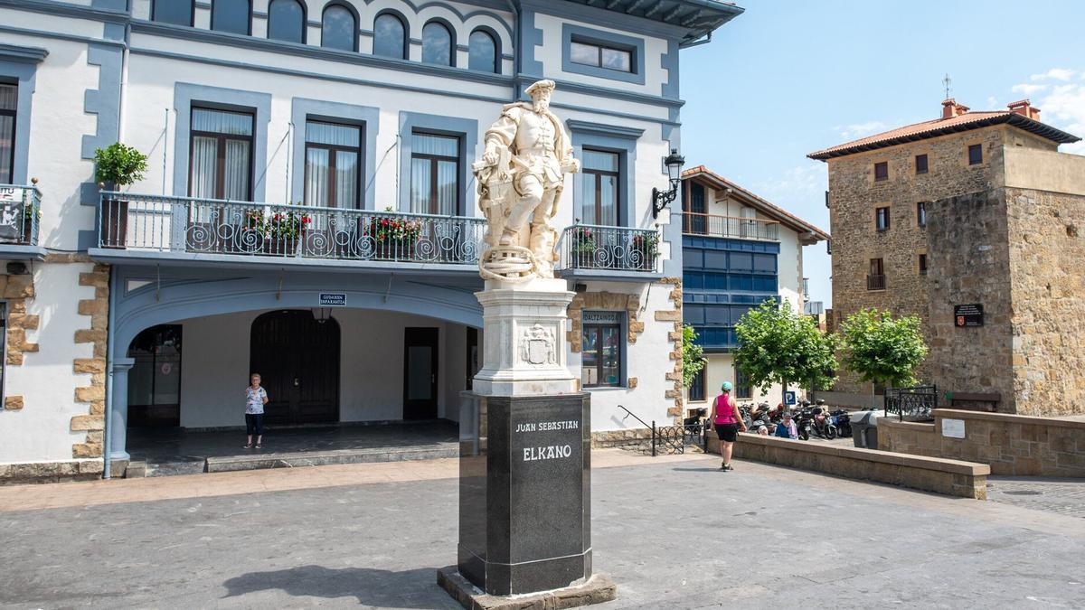 Exterior del ayuntamiento de Getaria con la escultura de Juan Sebastian Elkano.