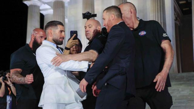 Ilia Topuria empuja a Justin Gaethje en la previa del combate.