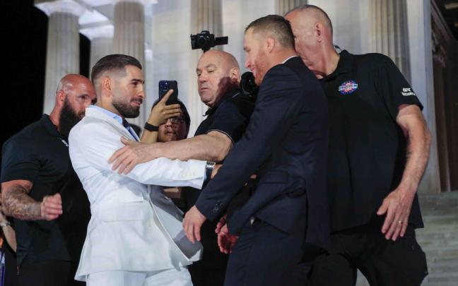 Ilia Topuria empuja a Justin Gaethje en la previa del combate.