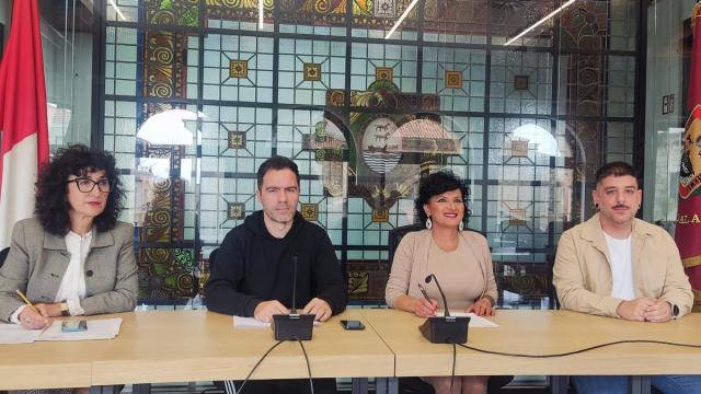 El equipo de gobierno de Bermeo en la rueda de prensa de ayer / E. Salterain El equipo de gobierno de Bermeo en la rueda de prensa de ayer