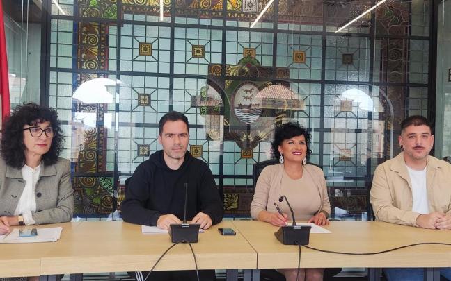 El equipo de gobierno de Bermeo en la rueda de prensa de ayer / E. Salterain El equipo de gobierno de Bermeo en la rueda de prensa de ayer