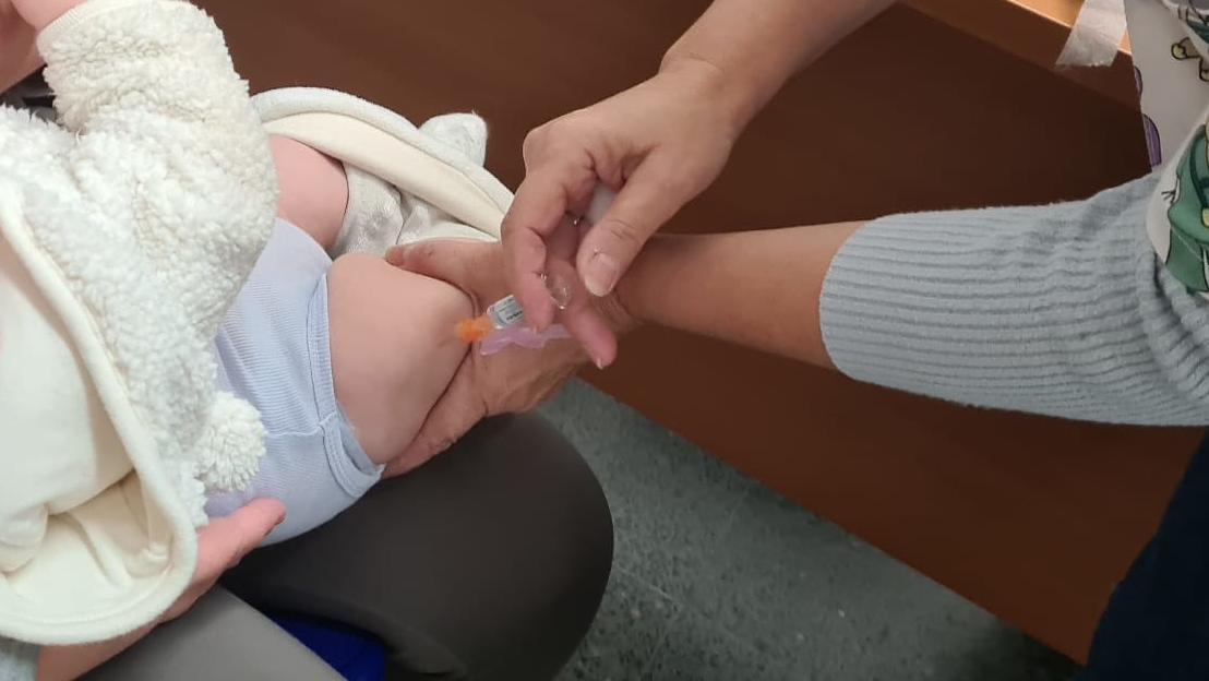 Una enfermera vacuna a un bebé de la tosferina.