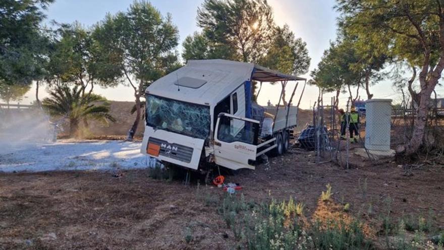 El camión de mercancías peligrosas accidentado en la A-7 a su paso por Cox.