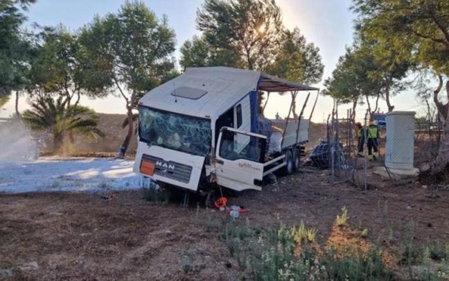 El camión de mercancías peligrosas accidentado en la A-7 a su paso por Cox.