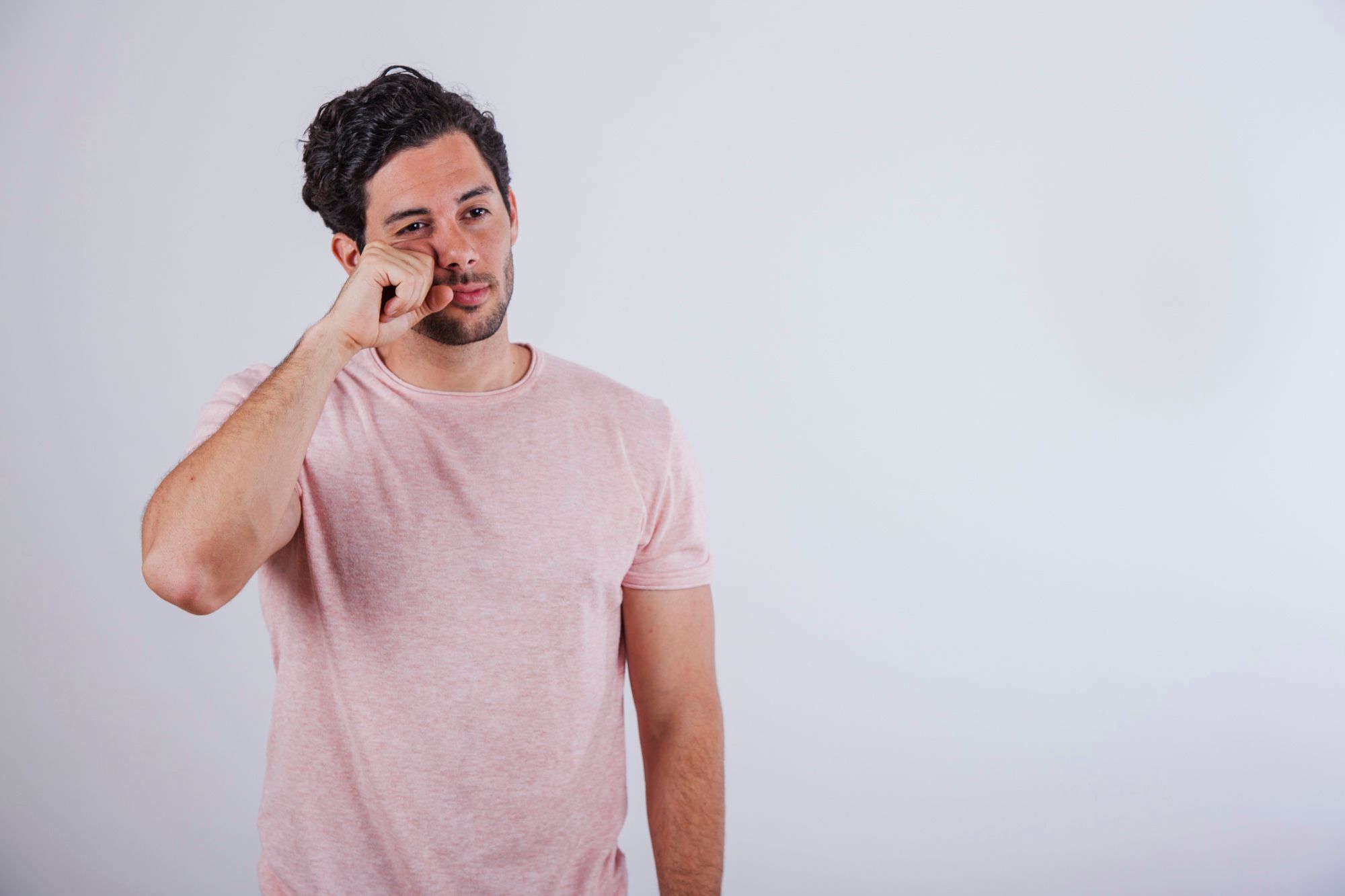 Un hombre coloca su mano bajo el ojo al sentir el incómodo latido.