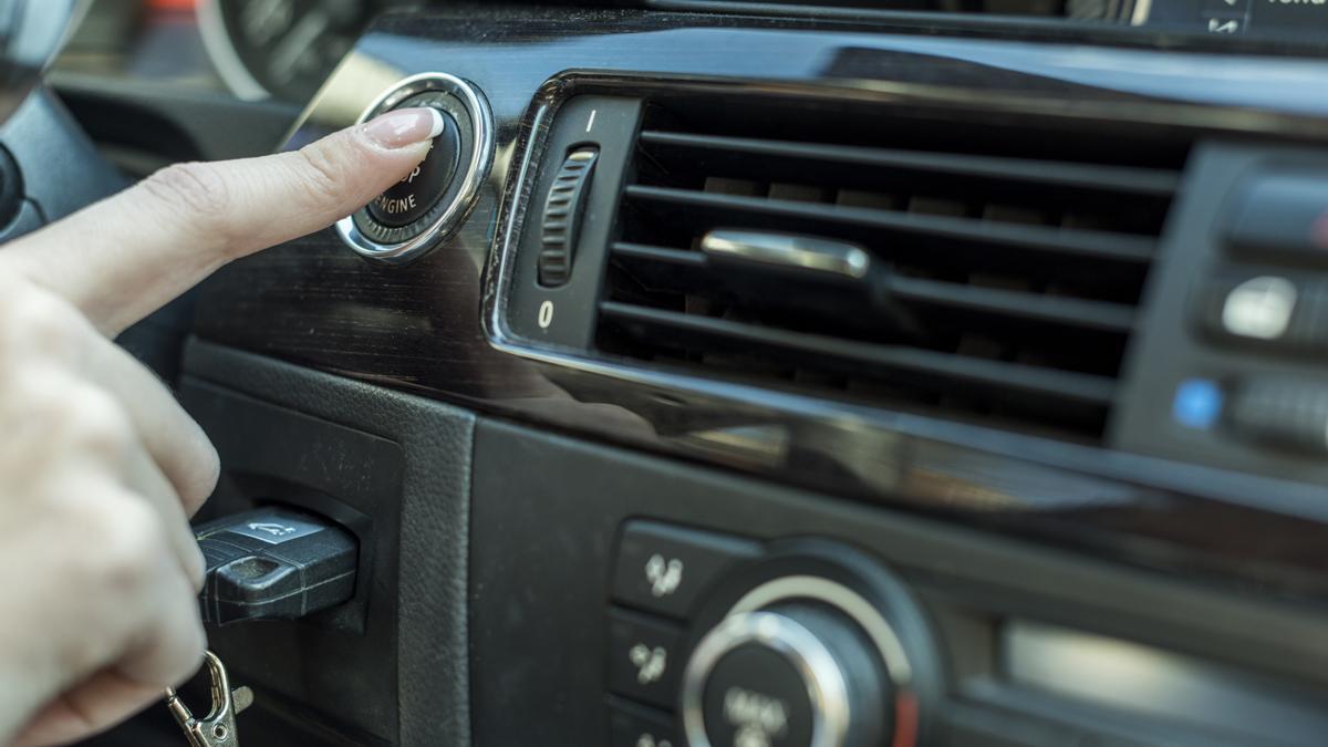 Usar el aire acondicionado y bajar las ventanillas en el coche acarrea un gasto extra en el consumo de combustible.