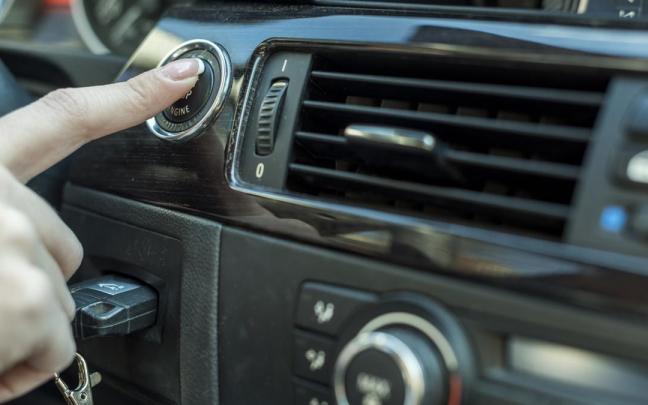 Usar el aire acondicionado y bajar las ventanillas en el coche acarrea un gasto extra en el consumo de combustible.