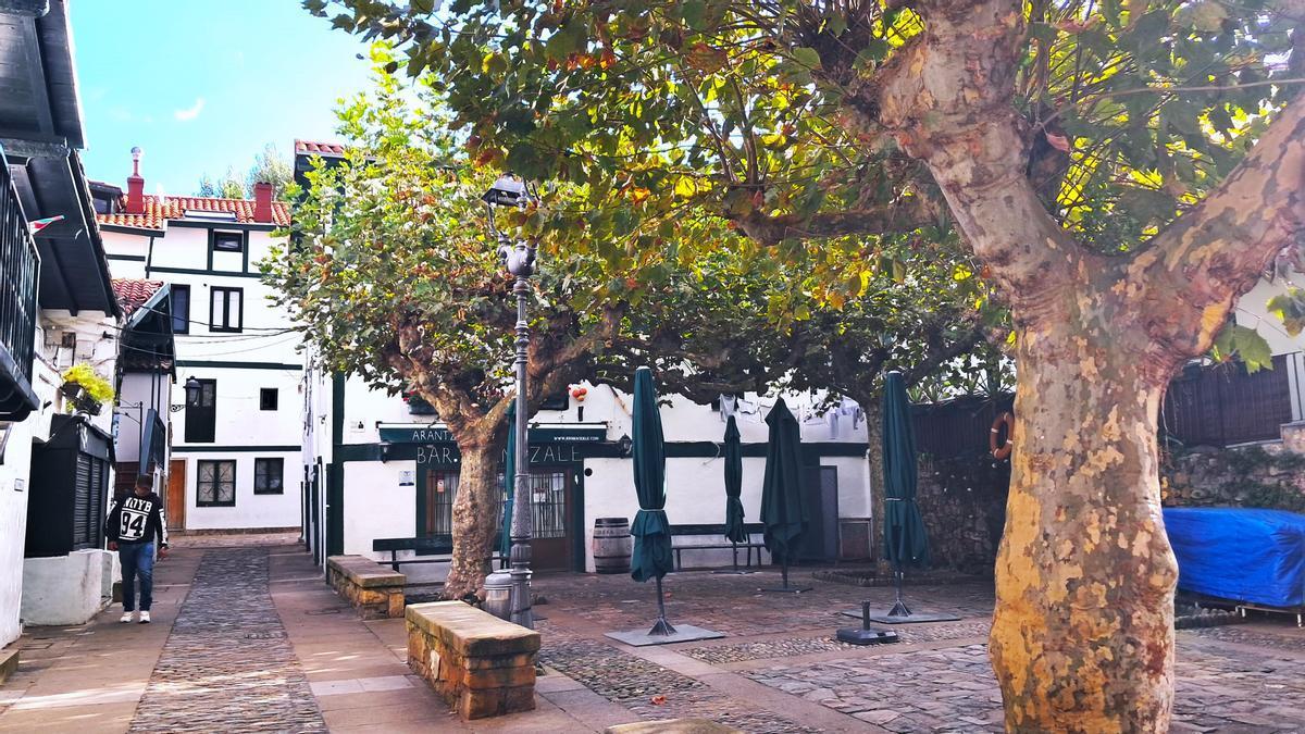 Plaza del Arrantzale en la parte superior del puerto.