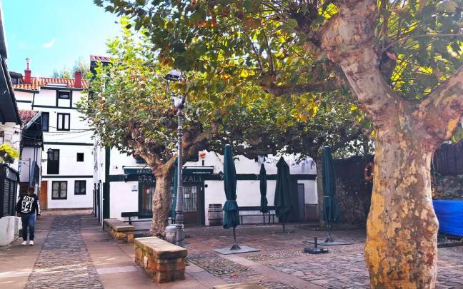 Plaza del Arrantzale en la parte superior del puerto.
