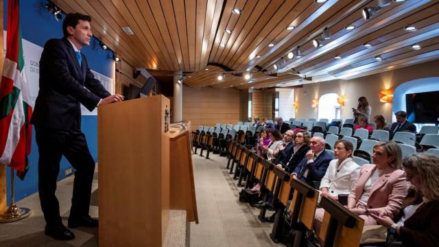 El consejero de Hacienda y Finanzas, Noël dAnjou, ayer en la Comisión Mixta del Concierto