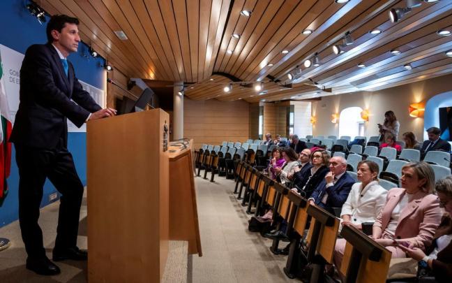 El consejero de Hacienda y Finanzas, Noël dAnjou, ayer en la Comisión Mixta del Concierto