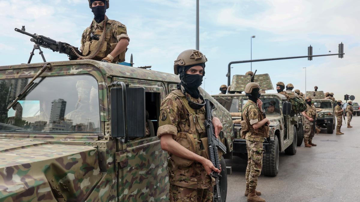 Soldados del ejército libanés vigilan un puesto de control en Beirut