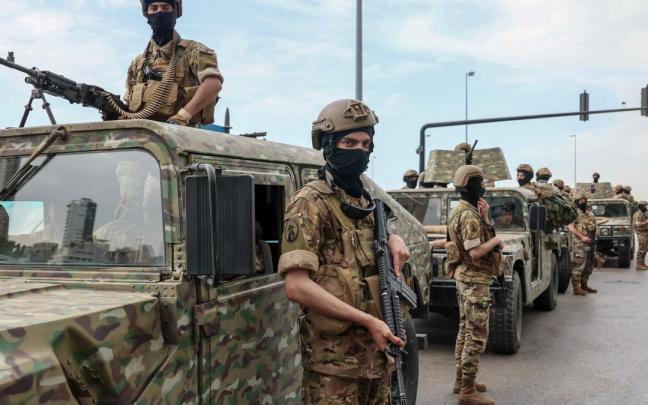 Soldados del ejército libanés vigilan un puesto de control en Beirut