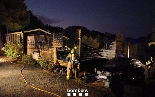 Estado en el que ha quedado el bungalow incendiado. Estado en el que ha quedado el bungalow incendiado.
