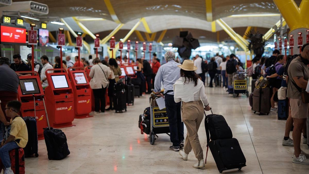 Pasajeros en el aeropuerto Adolfo Suárez Madrid-Barajas.