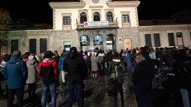 Concentración contra la violencia machista este pasado martes frente al Ayuntamiento de Amurrio
