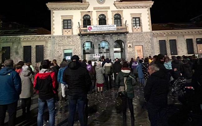 Concentración contra la violencia machista este pasado martes frente al Ayuntamiento de Amurrio