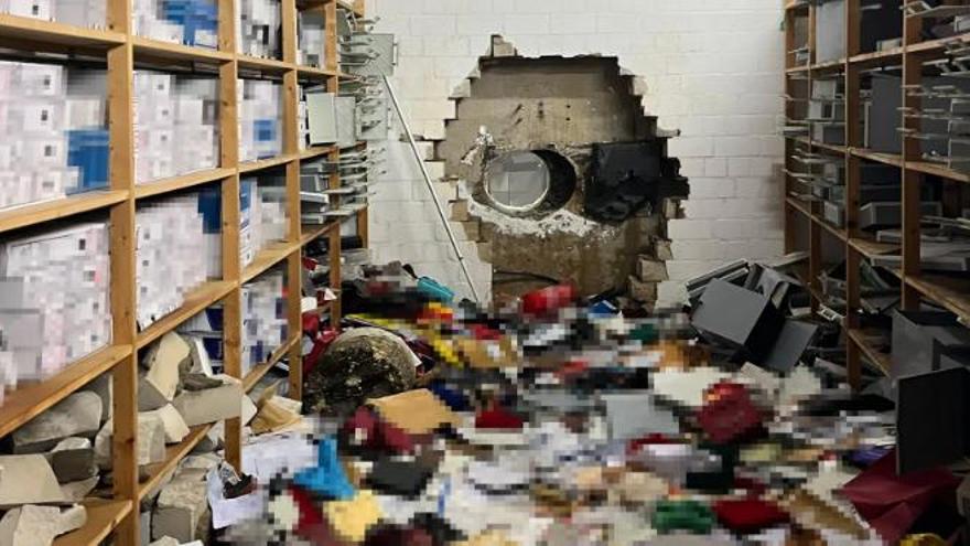 Agujero en la pared y bóveda abierta del banco Sparkasse en Gelsenkirchen.