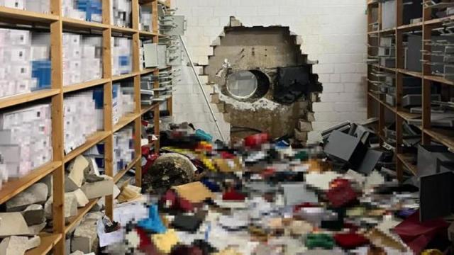 Agujero en la pared y bóveda abierta del banco Sparkasse en Gelsenkirchen.