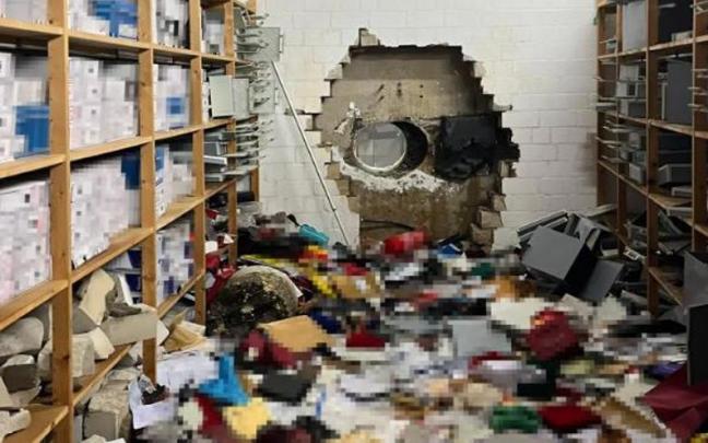 Agujero en la pared y bóveda abierta del banco Sparkasse en Gelsenkirchen.