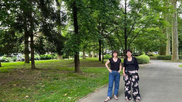 La teniente de alcalde, Maitane Álvarez, y la técnica de medio ambiente, Rosa Aurkia, en el parque Barrena de Ordizia. / Udala La teniente de alcalde, Maitane Álvarez, y la técnica de medio ambiente, Rosa Aurkia, en el parque Barrena de Ordizia.