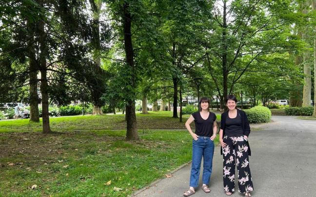 La teniente de alcalde, Maitane Álvarez, y la técnica de medio ambiente, Rosa Aurkia, en el parque Barrena de Ordizia.