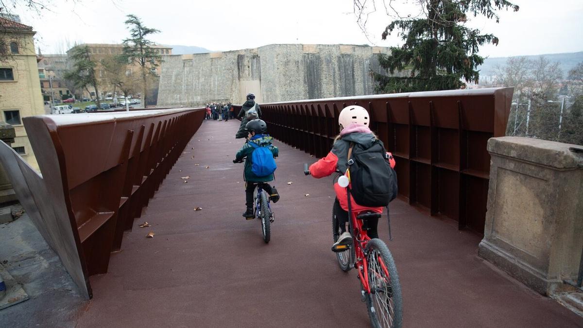 Pasando con las bicis por la recién abierta pasarela.