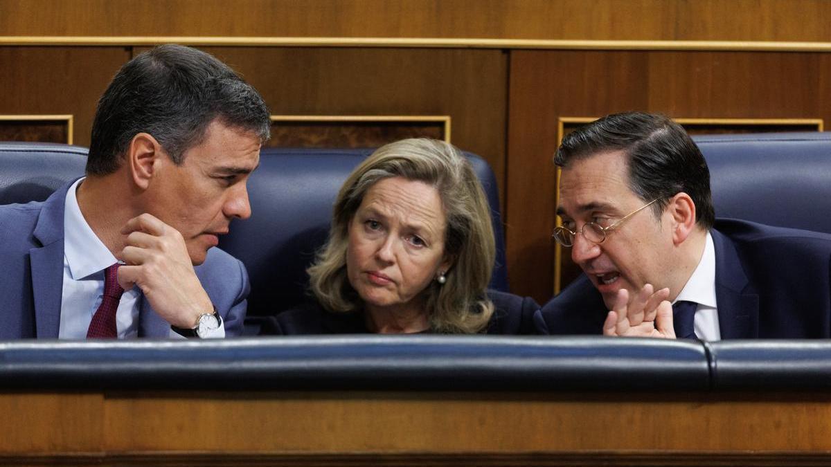 Pedro Sánchez, Nadia Calviño y José Manuel Albares en la sesión de control en el Congreso.