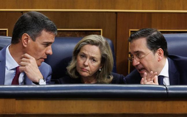 Pedro Sánchez, Nadia Calviño y José Manuel Albares en la sesión de control en el Congreso. Pedro Sánchez, Nadia Calviño y José Manuel Albares en la sesión de control en el Congreso.
