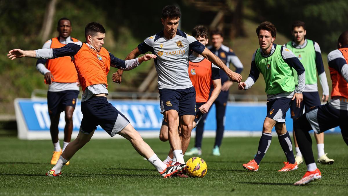 Zubeldia y Zubimendi pugnan por un balón, durante un entrenamiento en Zubieta. / REAL SOCIEDAD