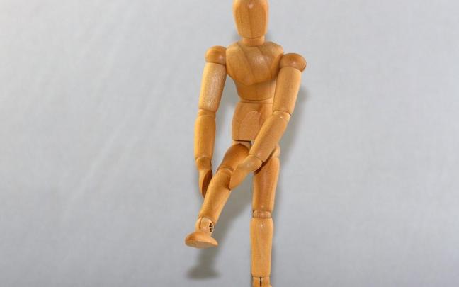 El ejercicio es importante en las lesiones de rótula, caminar y mover las piernas al despertar.