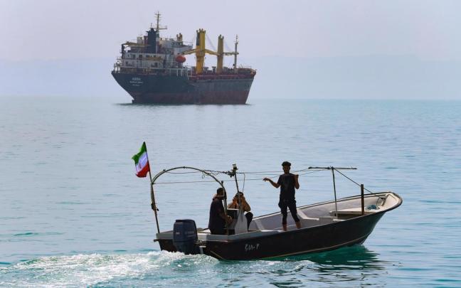 Buque en el estrecho de Ormuz.