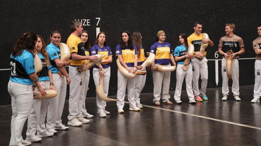 Las participantes en el Winter Series y los puntistas de la Jai-Alau League charlan.