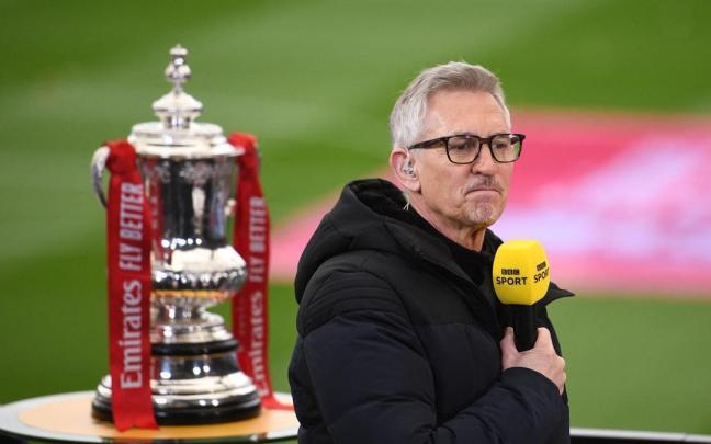 El exfutbolista Gary Lineker conducía un programa deportivo desde 1999, y era el presentador mejor pagado e la BBC. El exfutbolista Gary Lineker conducía un programa deportivo desde 1999, y era el presentador mejor pagado e la BBC.