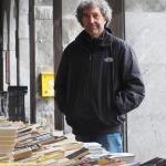 Jorge López, en el puesto de venta de libros y discos de segunda mano que la asociación Kaleko Elkartasun eta Kultur Elkartea instaló en Azkoitia hace unos días.