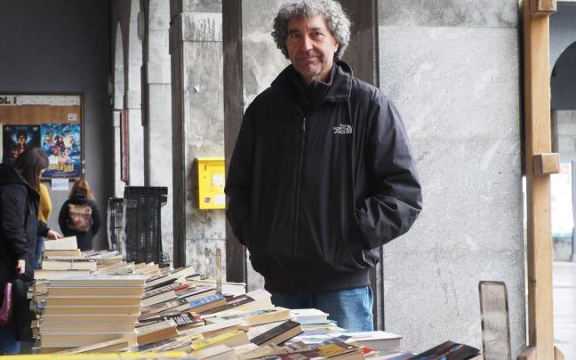 Jorge López, en el puesto de venta de libros y discos de segunda mano que la asociación Kaleko Elkartasun eta Kultur Elkartea instaló en Azkoitia hace unos días.