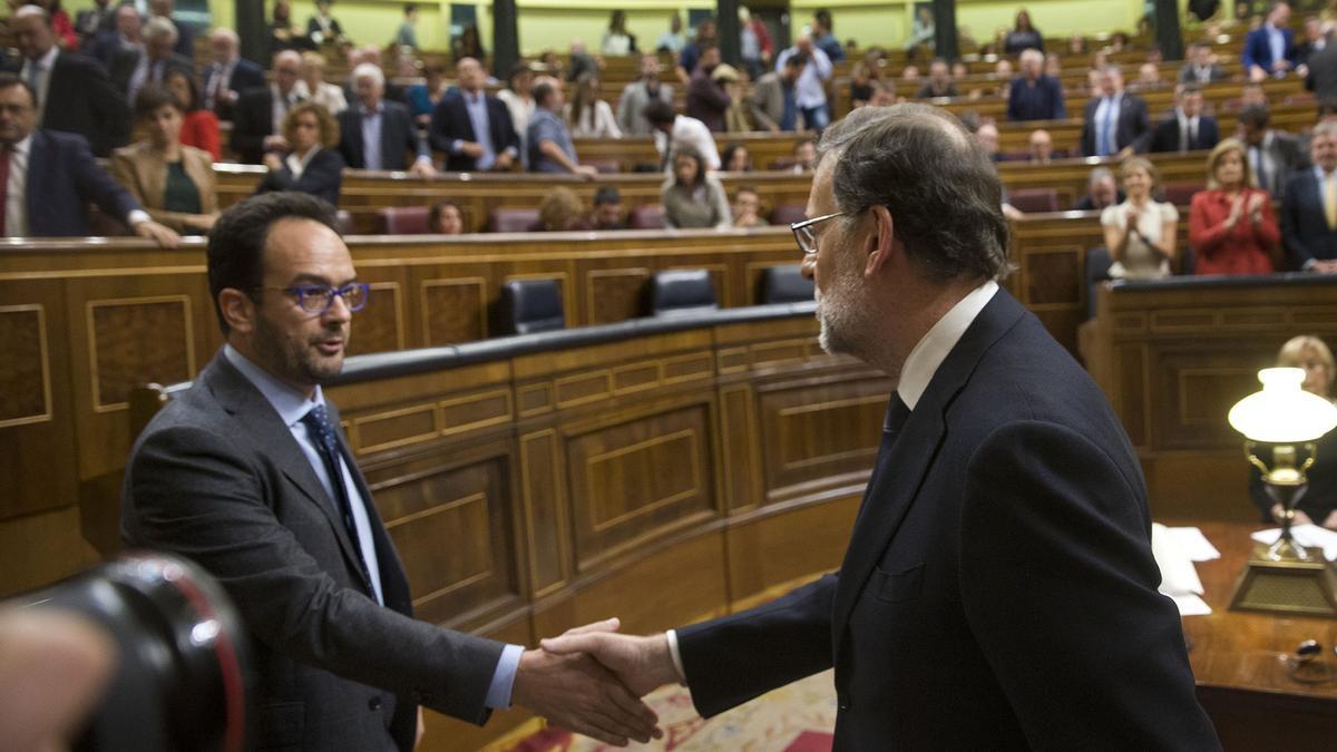 El entonces presidente español, Mariano Rajoy, estrecha la mano del socialista Antonio Hernando en 2016