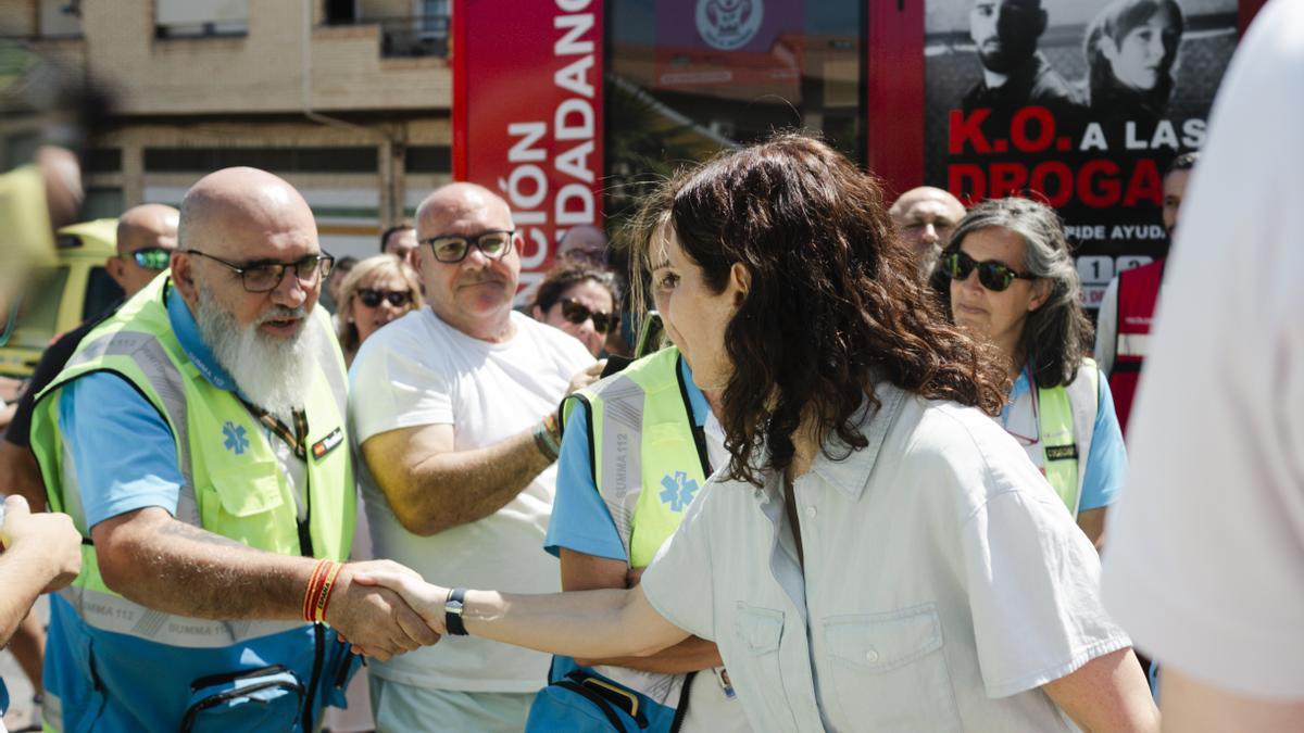 Pie de Foto: La presidenta de la Comunidad de Madrid, Isabel Díaz Ayuso (d), durante una visita a municipios e instalaciones afectadas por los incendios en la Sierra Oeste