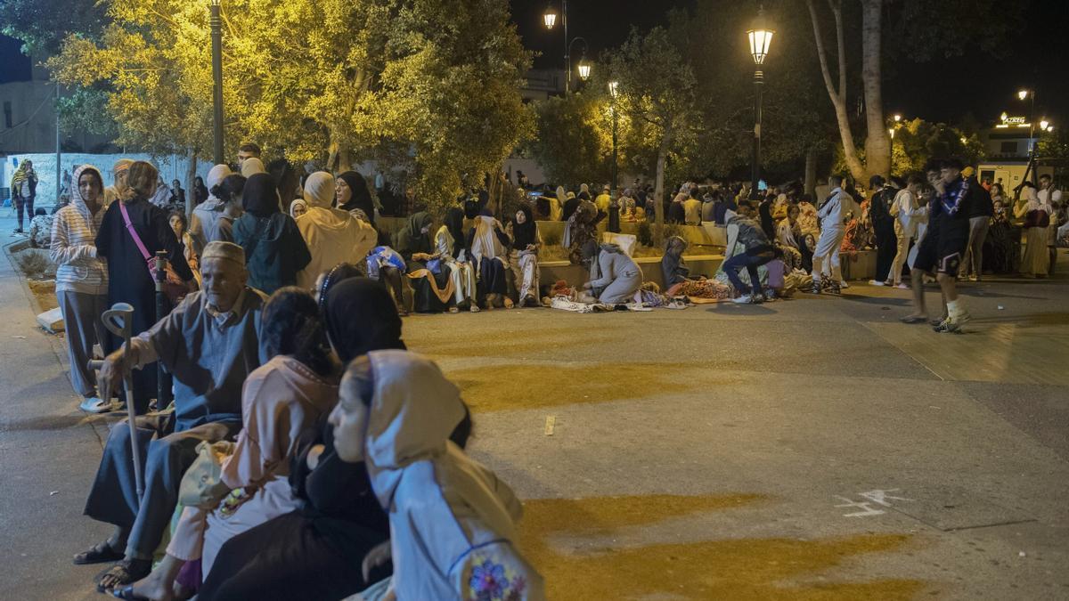 Personas en la calle, tras el terremoto.