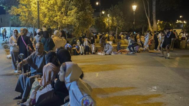 Personas en la calle, tras el terremoto. Personas en la calle, tras el terremoto.